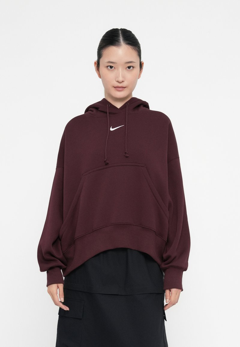 Hoodie oversized em borgonha com cordões, bolso canguru e logótipo branco. Tecido texturizado com mangas largas e barra curva.