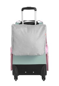 Lichtblauwe rollende koffer met een grijze stoffen hoes, roze accenten en een uitschuifbare zwarte handgreep. Voorzien van soepele wielen en een ritssluiting.