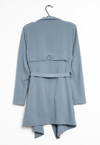 Cappotto blu chiaro a maniche lunghe con cintura, dettaglio posteriore a strati, bottone singolo, tessuto morbido e orlo asimmetrico.