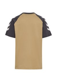 Kortærmet t-shirt med en beige krop og mørkegrå raglanærmer, der har hvide chevron-accenter på skuldrene. Blødt bomuldsstof.