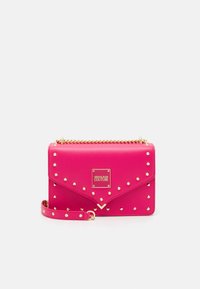 Bolso de piel sintética rosa con tachuelas doradas, diseño de sobre, correa de cadena y placa de marca. El acabado texturizado añade detalle y profundidad.