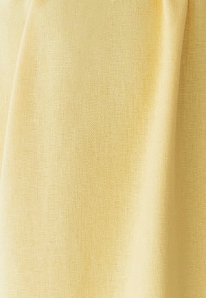 Zacht, lichtgewicht stof in lichtgeel, met een subtiele gestructureerde weving, die elegant valt zonder patronen of versieringen.