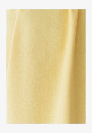 Tessuto morbido e leggero di un giallo pallido, caratterizzato da una sottile trama testurizzata, che si drappeggia elegantemente senza motivi o decorazioni.