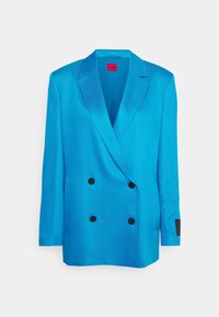 Jasnoniebieska marynarka dwurzędowa o gładkiej teksturze, z wyciętymi klapami, czarnymi guzikami i czarnym akcentem na rękawie.