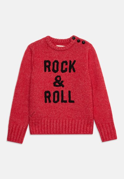 Pull en maille rouge avec texte noir "ROCK & ROLL" sur le devant et trois boutons noirs sur l'épaule gauche.