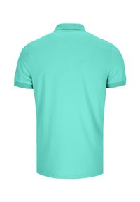 Polo-Shirt in einem lebhaften Türkis. Aus glattem Stoff gefertigt, mit einem klassischen Kragen und kurzen Ärmeln, in schlichtem Design.