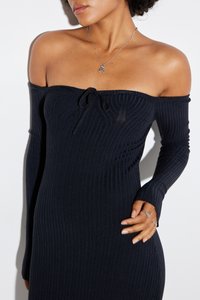Robe navy à encolure dénudée, côtelée, avec de longues manches et un lien au niveau du col. Texture lisse avec un design ajusté.