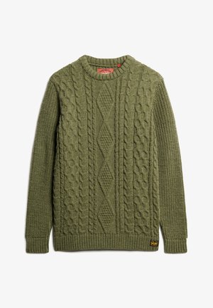 Olijfgroene kabelgebreide trui met een ronde halslijn, textuuroverzichten, geribbelde manchetten en zoom, met een klein merklabel onderaan.