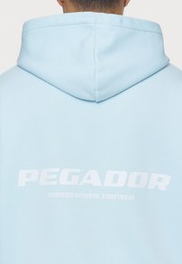 Pegador COLNE LOGO JACKET - Felpa con zip - washed baby blue/white
