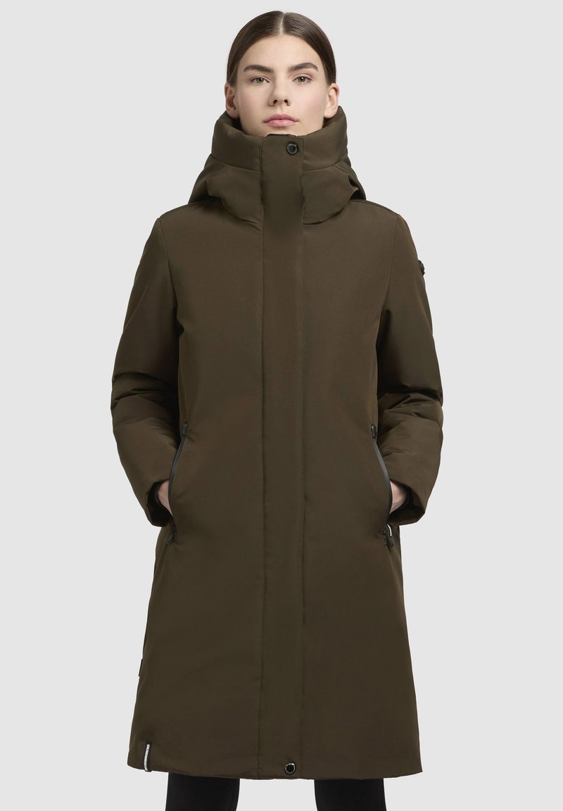 Lang, olivengrøn pufferjakke med høj krave, lynlåslommer på siden og en subtil glans. Har en lige pasform og minimal detaljer.