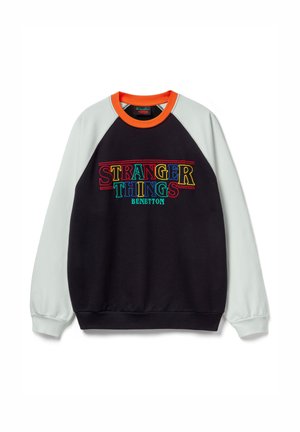 Felpa nera con maniche raglan grigio chiaro e colletto arancione. Presenta ricami colorati con le scritte "STRANGER THINGS" e "BENETTON" sul davanti.