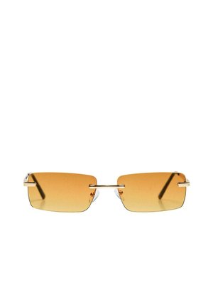 Pravokotni brezročni sončni očali z gradientnimi jantarno obarvanimi lečami ter tankimi zlatimi kovinskimi kraki in nosnikom na belem ozadju.