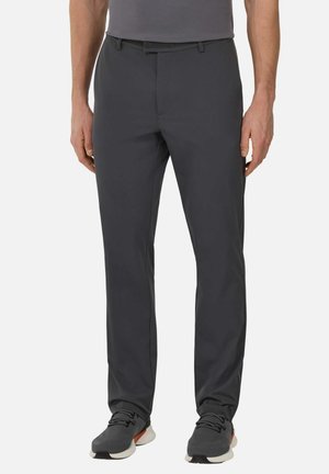 Heren donkergrijze broek, gemaakt van gladde stof, heeft een rechte pasvorm, riemlussen en minimale stikseldetails, gecombineerd met zwarte sneakers.