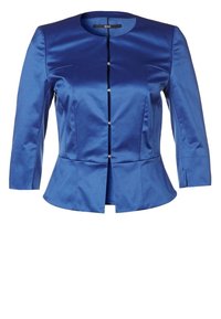 Modrá saténová bunda s kulatým výstřihem, tříčtvrtečními rukávy a přiléhavým tělem. Má peplum lem a přední zapínání na knoflíky se stříbrnými akcenty.