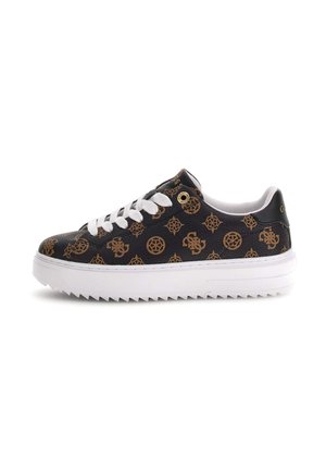 Sneaker nere con superficie texture, dettagli in oro, lacci bianchi e una suola in gomma bianca spessa con bordi seghettati.