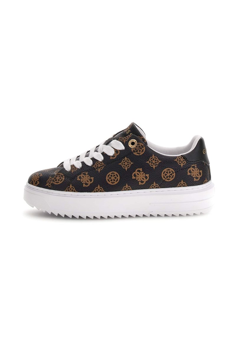 Sneaker nere con superficie texture, dettagli in oro, lacci bianchi e una suola in gomma bianca spessa con bordi seghettati.