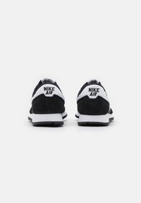 Nike Sportswear AIR PEGASUS 83 - Matalavartiset tennarit - black/white