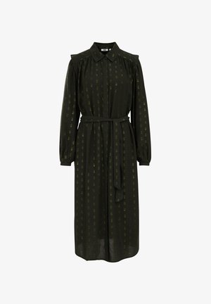 Lang, mørkegrøn kjole med en knappet krave, lange ærmer og en tætsiddende talje. Har et subtilt mønster og bælte i matchende stof.