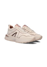 Sneaker color crema in pelle, con suola spessa, dettagli in oro rosa e un design testurizzato con colletto imbottito e lacci.