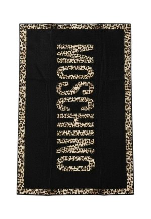 Tappeto rettangolare nero con bordo a stampa leopardata e la parola "MOSCHINO" in grandi lettere leopardate, centrata verticalmente.