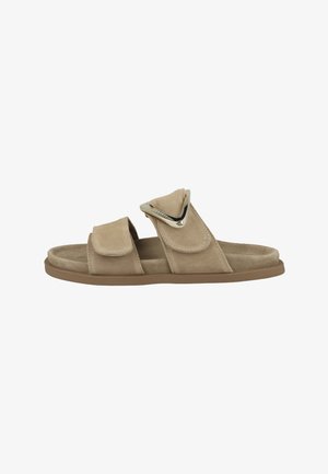 Beige Wildleder-Sandalette mit zwei verstellbaren Riemen, einer mit einer silbernen dreieckigen Schnalle, und einer flachen braunen Sohle.
