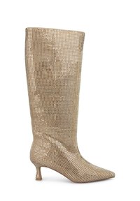 Stivali alti fino al ginocchio in rete metallica oro con punta a punta e tacco kitten. La superficie presenta un motivo a griglia con una texture liscia.