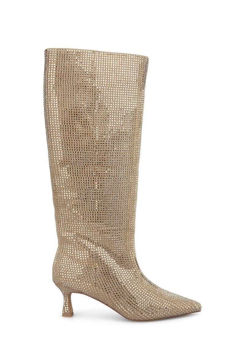 Stivali alti fino al ginocchio in rete metallica oro con punta a punta e tacco kitten. La superficie presenta un motivo a griglia con una texture liscia.