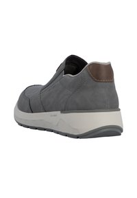 Grauer Slip-On-Schuh mit strukturierter Oberfläche, Lederakzenten und Schaumsohle. Verfügt über eine abgerundete Spitze und ein minimalistisches Design.