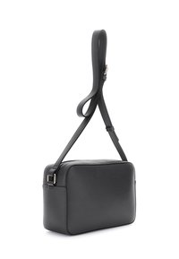 Bolso rectangular de cuero negro con una textura suave, diseño minimalista y una delgada correa ajustable sujeta por herrajes metálicos.