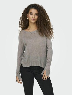 Maglione grigio a maniche lunghe con scollatura ampia, polsini a coste e spacchi laterali, realizzato in un tessuto morbido e testurizzato, abbinato a pantaloni neri.