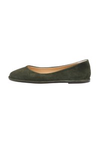 Ballerine in suede verde con punta arrotondata, design minimalista e texture morbida; suola piatta senza hardware o dettagli visibili.