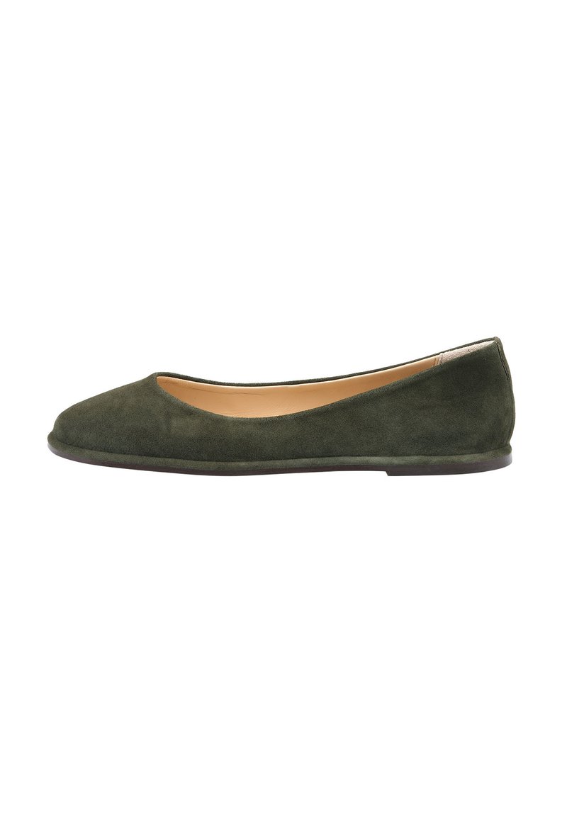 Ballerine in suede verde con punta arrotondata, design minimalista e texture morbida; suola piatta senza hardware o dettagli visibili.
