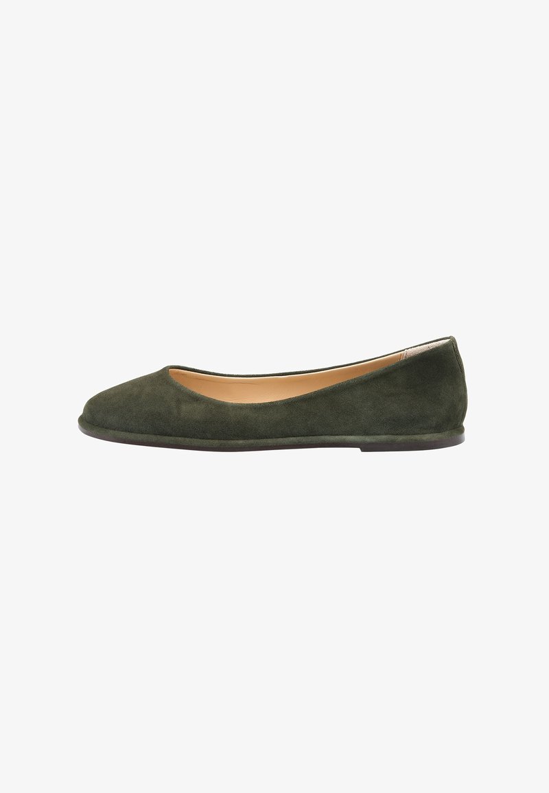 Groene suède balletschoenen met een ronde neus, minimalistisch ontwerp en een zachte textuur; platte zool zonder zichtbare hardware of accenten.