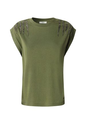 Camiseta verde oliva hecha de tela suave, con marcas de garra metálicas como acentos en los hombros, con un corte relajado y mangas cortas.