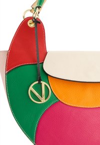 Multikleurige lederen handtas met rode, groene, oranje, roze en crème secties, voorzien van een gouden ronde logo hanger en stikdetails.
