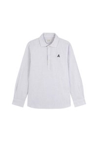 Camisa polo de manga larga en azul claro con rayas blancas, con un cuello, tres botones y un pequeño logo azul marino en el lado izquierdo del pecho.