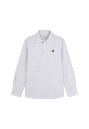 Camisa polo de manga larga en azul claro con rayas blancas, con un cuello, tres botones y un pequeño logo azul marino en el lado izquierdo del pecho.