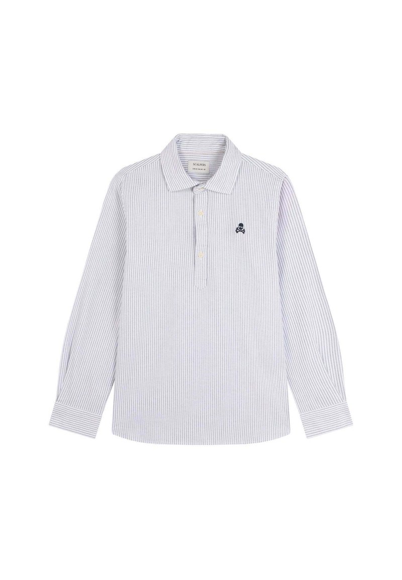 Camisa polo de manga larga en azul claro con rayas blancas, con un cuello, tres botones y un pequeño logo azul marino en el lado izquierdo del pecho.