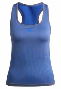 Top deportivo azul de tirantes con diseño de espalda nadadora, con rayas horizontales y verticales, hecho de un material liso y elástico, con detalles en gris.