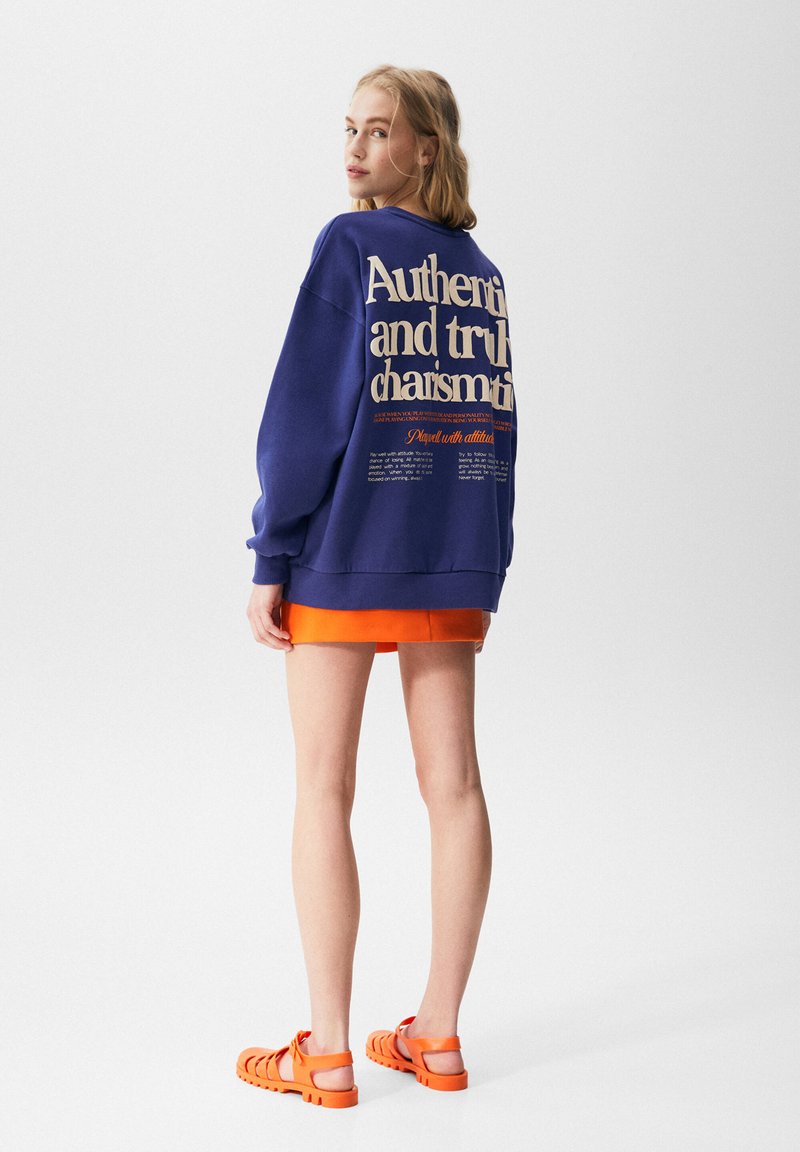 Damen Sweatshirts | PULL&BEAR ROUND NECK WITH CONTRAST GRAPHIC Sweatshirt royal blue/royal - WE90472 Damen Sweatshirts | PULL&BEAR ROUND NECK WITH CONTRAST GRAPHIC Sweatshirt royal blue/royal - WE90472