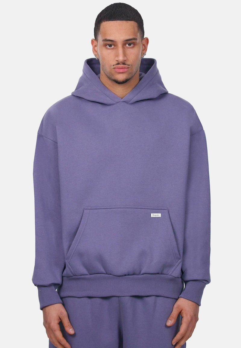 Lila Kapuzenpullover aus weichem Stoff, mit einer Kängurutasche, gerippten Bündchen und Saum. Er hat eine lockere Passform und eine große Kapuze.