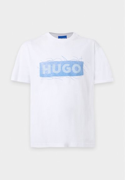 Бяла тениска с къси ръкави с квадратна синя графика и думата "HUGO" с удебелени бели букви отпред.