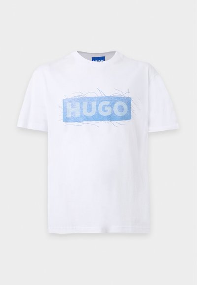Бяла тениска с къси ръкави с квадратна синя графика и думата "HUGO" с удебелени бели букви отпред.