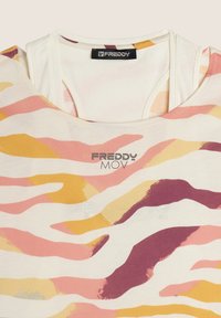 Maglietta a maniche corte color crema con motivi a onda rosa, gialli e viola. Presenta un collo rotondo e il logo "Freddy MOV" in nero.