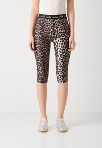 Leopardprint capri legging met een zwarte elastische tailleband met het woord "crás" en een strakke pasvorm, met een glanzende textuur.