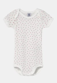 Weißer Kurzarm-Body mit kleinem roten Herzdruck auf der gesamten Fläche. Verfügt über Druckknöpfe am Boden und einen weichen, strukturierten Stoff.