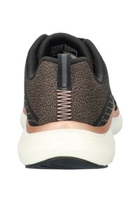 Scarpa da ginnastica nera e rame con una tomaia in rete testurizzata, suola imbottita e contraforte del tallone rinforzato. Presenta un gancio per il trasporto.