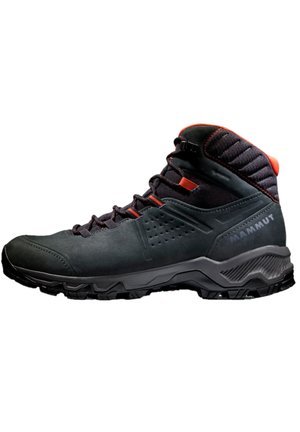 Scarponi da trekking in suede nero con dettagli arancioni, design a taglio medio, collare testurizzato, punta rinforzata e suola in gomma aggressiva per una maggiore aderenza.