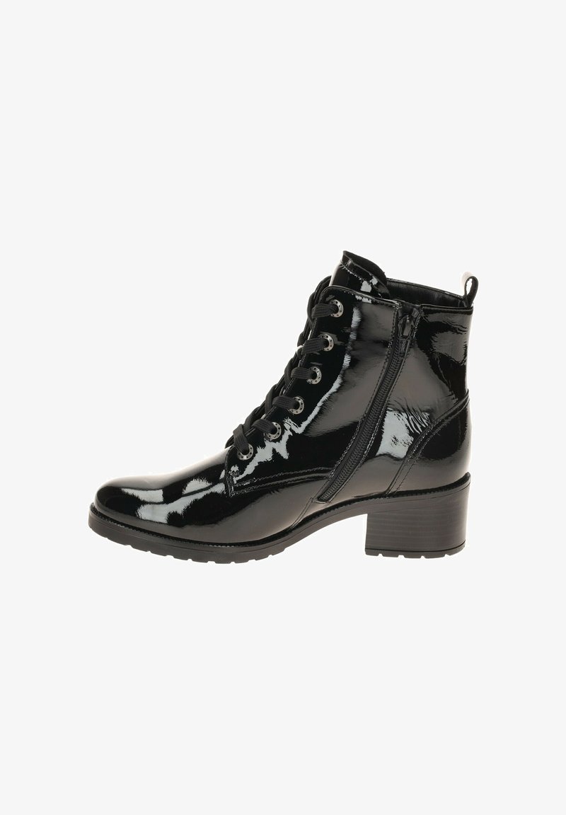 Zwarte lakleren enkelboot met een ronde neus, voorveters, zijrits en een lage blokhak. Glad textuur met een glanzende afwerking.