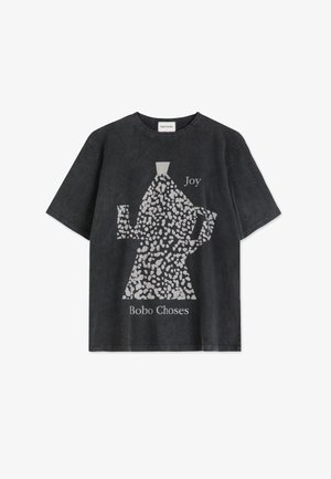 Sort bomulds T-shirt med et hvidprikket kaffe potte grafik og teksten "Joy" samt "Bobo Choses" i et simpelt skrifttype.